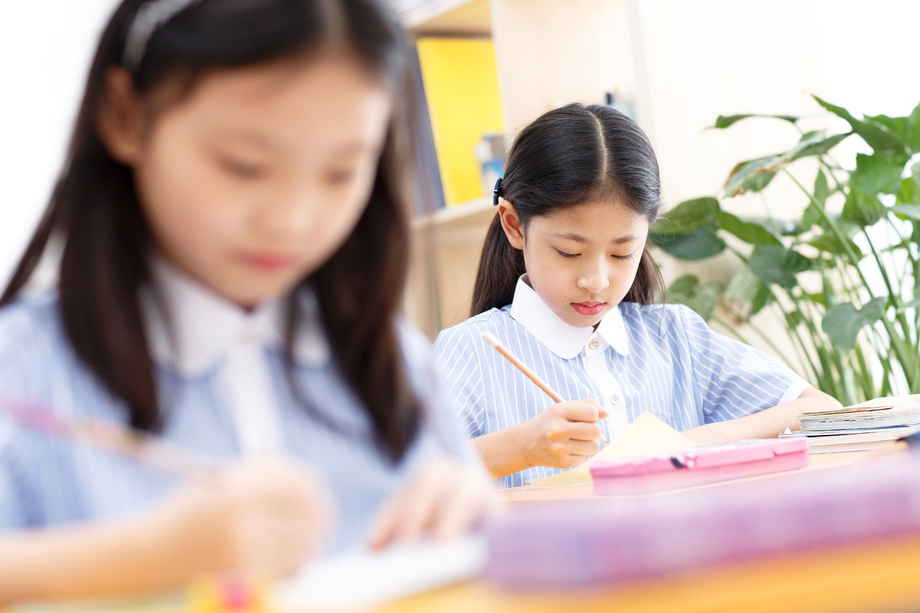可爱的小学女生在教室里图片