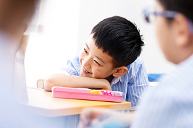 小学男生在教室