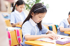小学生在教室里照片