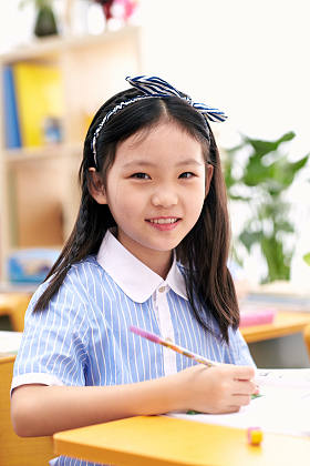 小学女生在教室里图片