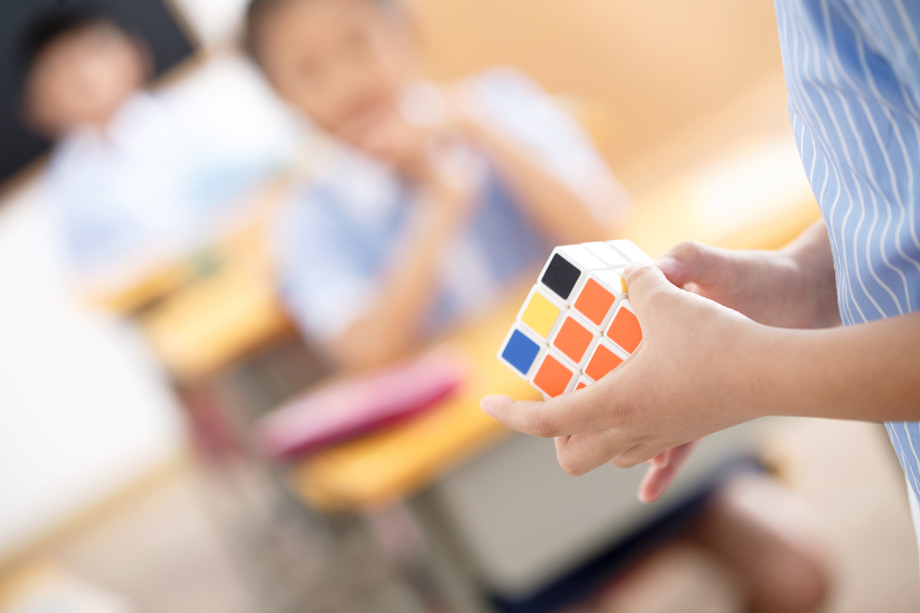 小学生玩魔方图片