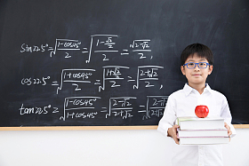 小学男生站在黑板前