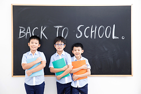 可爱的小学男生在教室里图片