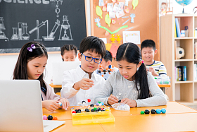 小学生在教室里使用电脑图片