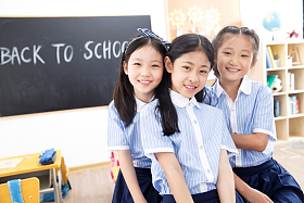 可爱的小学女生在教室里图片