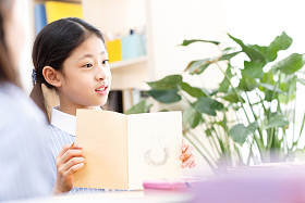小学女生在教室里图片