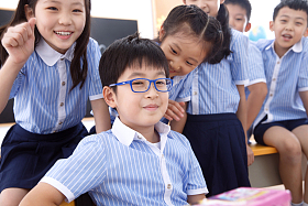 可爱的小学生在教室里图片