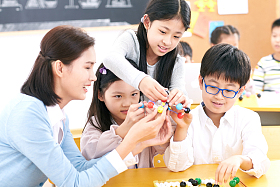 女教师和小学生在教室