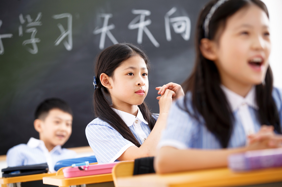 小学生在教室里照片