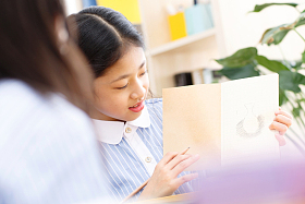 小学女生在教室