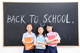 可爱的小学女生在教室