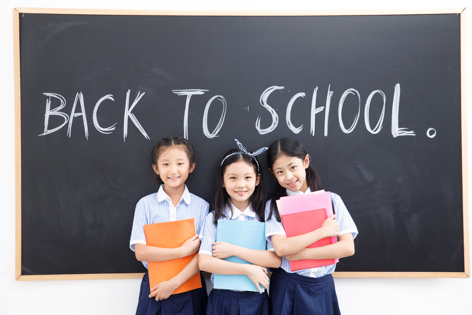 可爱的小学女生在教室 可爱的小学女生在教室