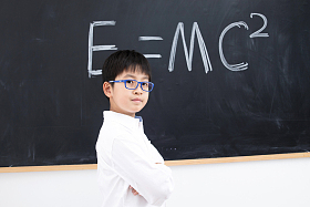 小学男生站在黑板前