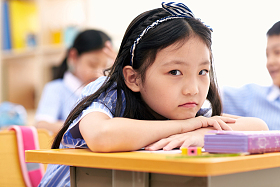 小学女生在教室