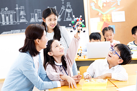 女教师和小学生在教室