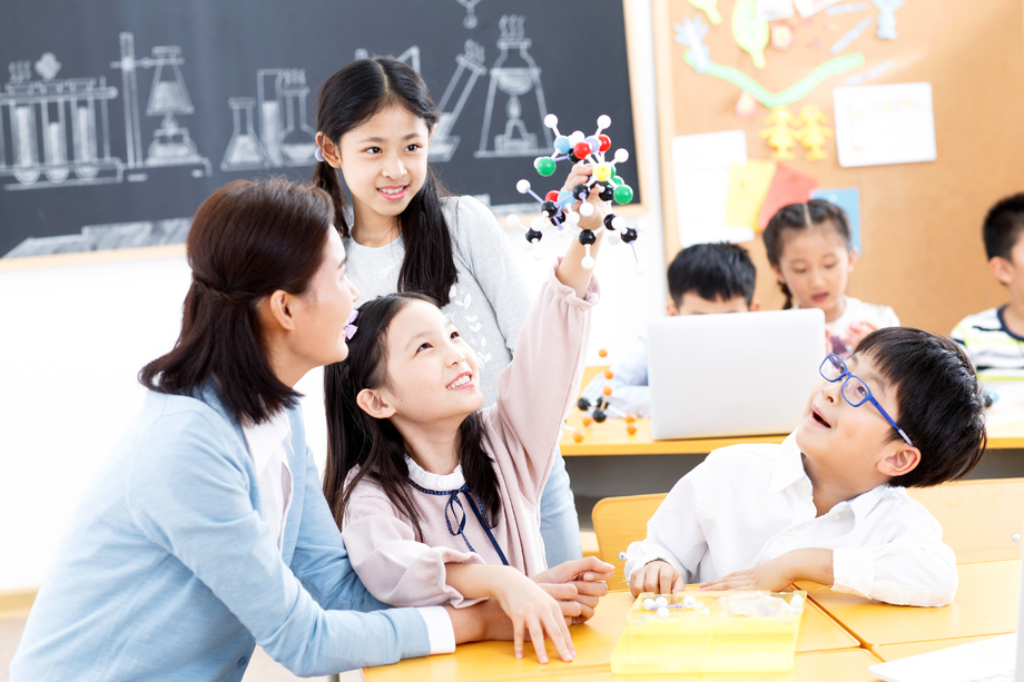 女教师和小学生在教室