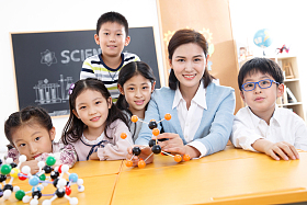 女教师和小学生在教室