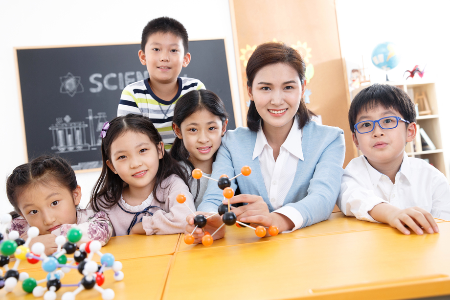 女教师和小学生在教室