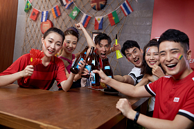 球迷喝啤酒庆祝图片