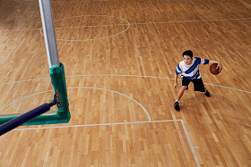 青年男人打篮球图片