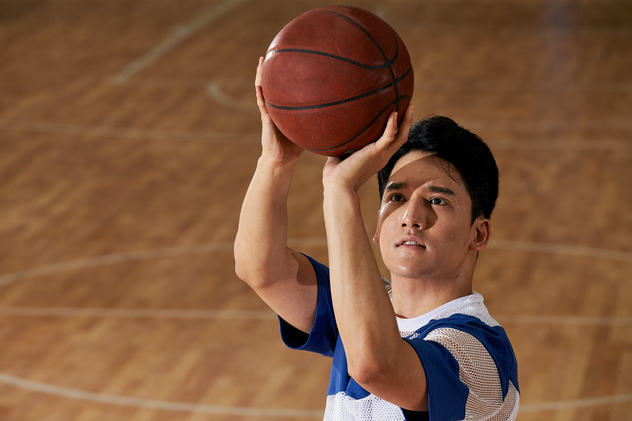 青年男人打篮球图片 青年男人打篮球图片
