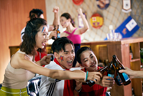 球迷喝啤酒庆祝图片
