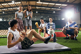 青年男女热身运动