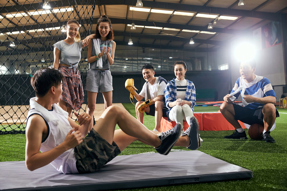 青年男女热身运动 青年男女热身运动