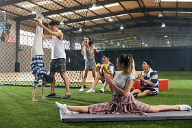 青年男女热身运动