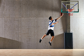 青年男人打篮球图片