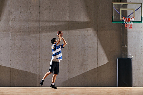 青年男人打篮球照片