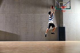 青年男人打篮球