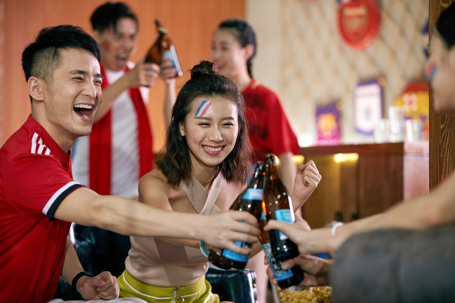 球迷喝啤酒庆祝图片