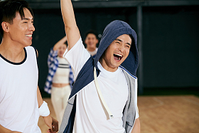 青年男人在篮球场上图片