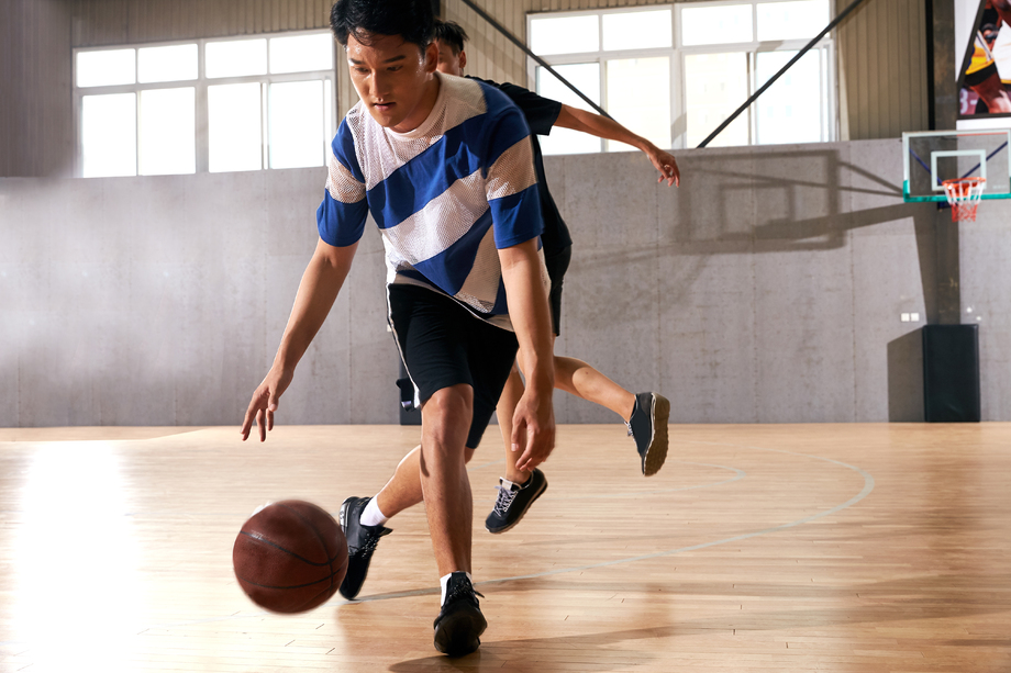 青年男人打篮球图片 青年男人打篮球图片