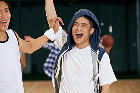 青年男人在篮球场上图片