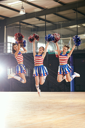 青年女啦啦队图片