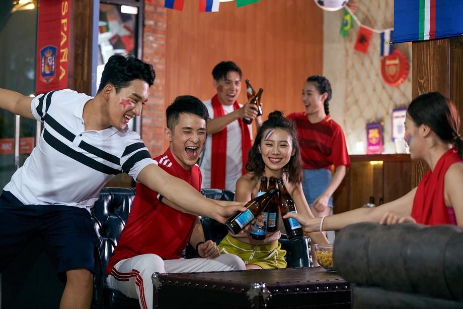 球迷喝啤酒庆祝照片