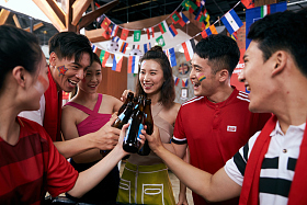 球迷喝啤酒庆祝图片