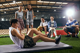 青年男女热身运动