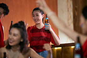 球迷喝啤酒庆祝图片