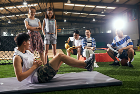 青年男女热身运动