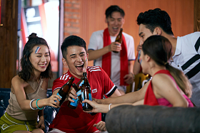 球迷喝啤酒庆祝图片