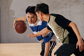 青年男人打篮球照片
