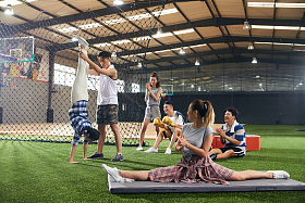 青年男女热身运动