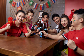球迷喝啤酒庆祝图片