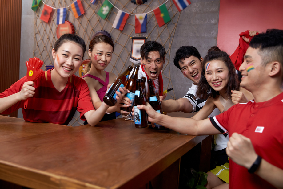 球迷喝啤酒庆祝图片 球迷喝啤酒庆祝图片