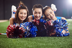 青年女啦啦队照片