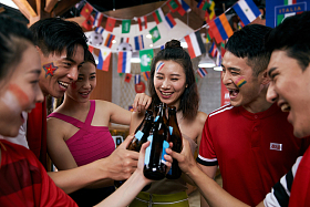 球迷喝啤酒庆祝