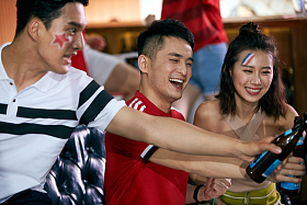 球迷喝啤酒庆祝图片
